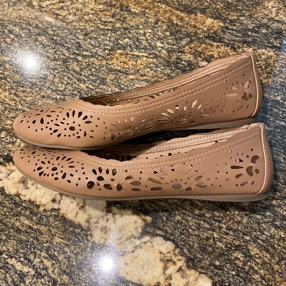 Mossimo flats - Picture 3 of 6